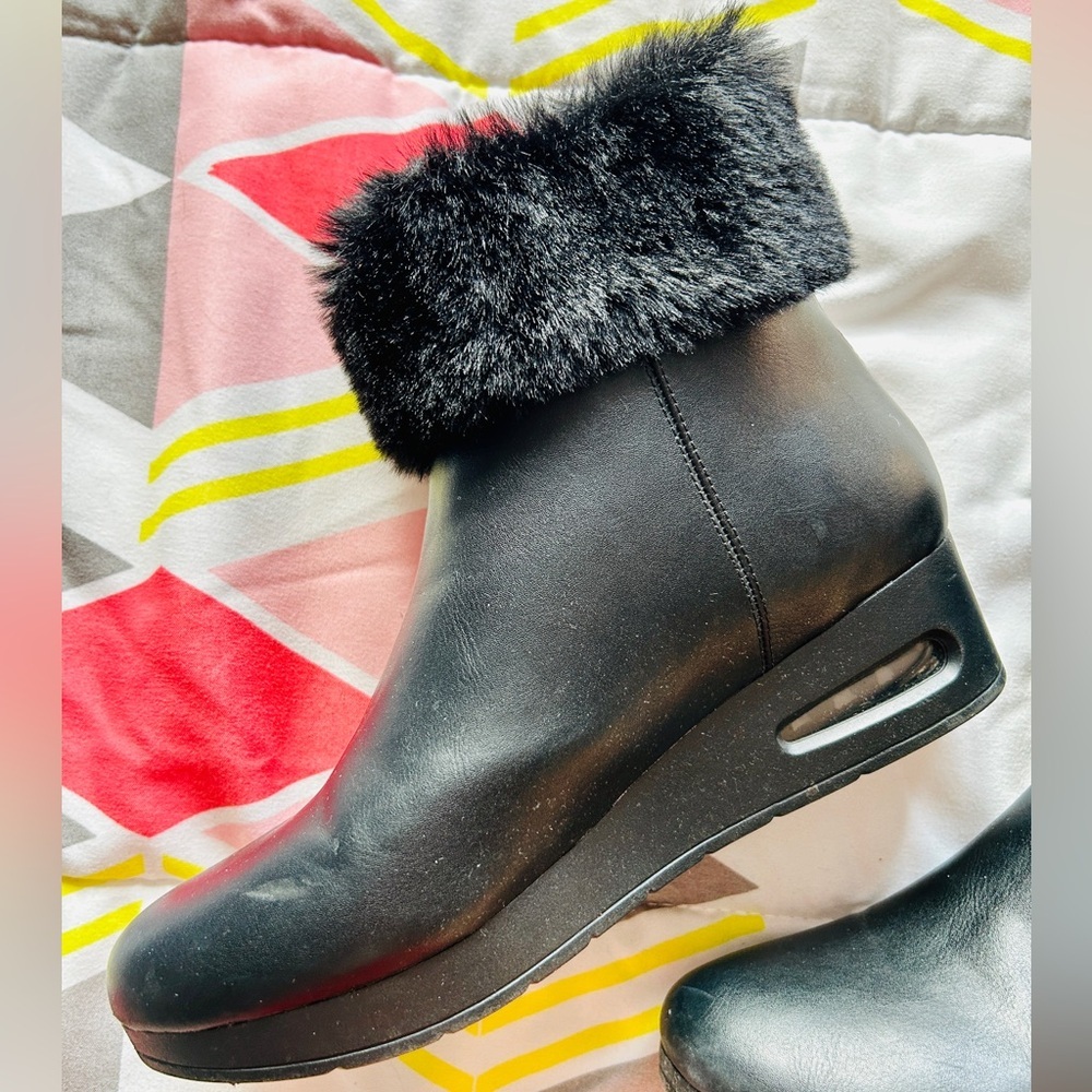 DKNY Abri Black Faux-Fur Wedge Booties Women’s Size 7.5 - Picture 3 of 9